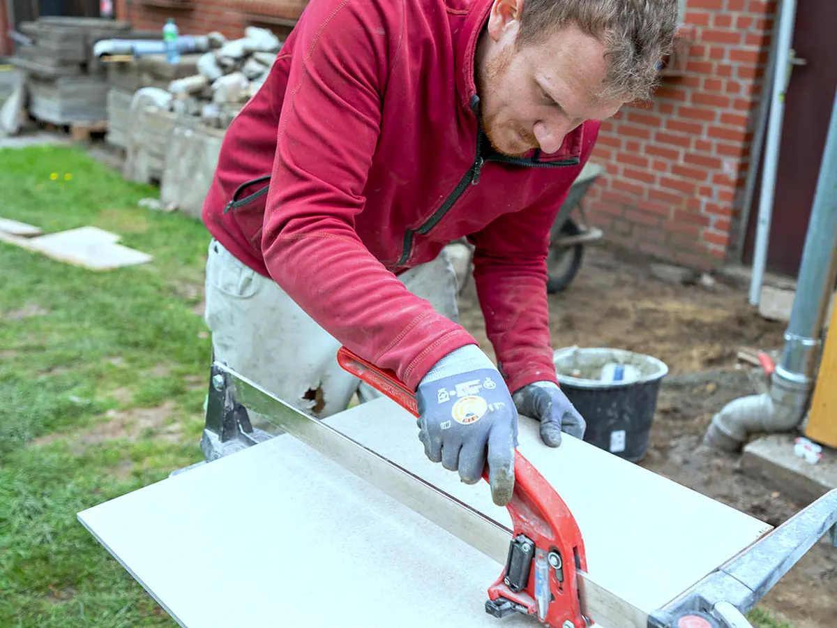 Zuschnitt einer großformatigen Platte auf der eigenen Baustelle