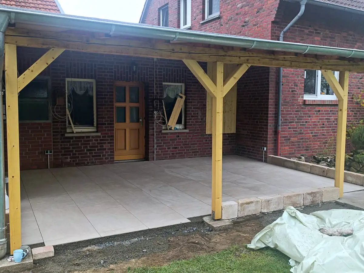 Fertige überdachte Terrasse mit großformatigen Platten