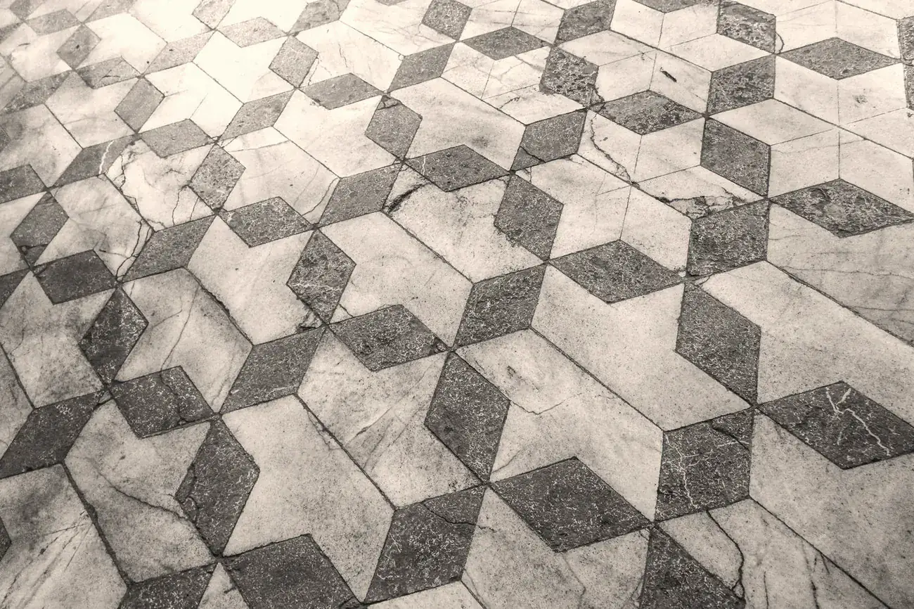Verlegter Natursteinboden aus Marmor in geometrischem Verlegemuster