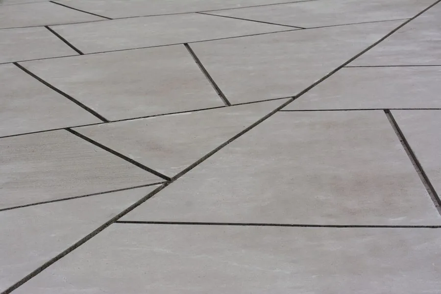 Großformatige Platten in Betonoptik