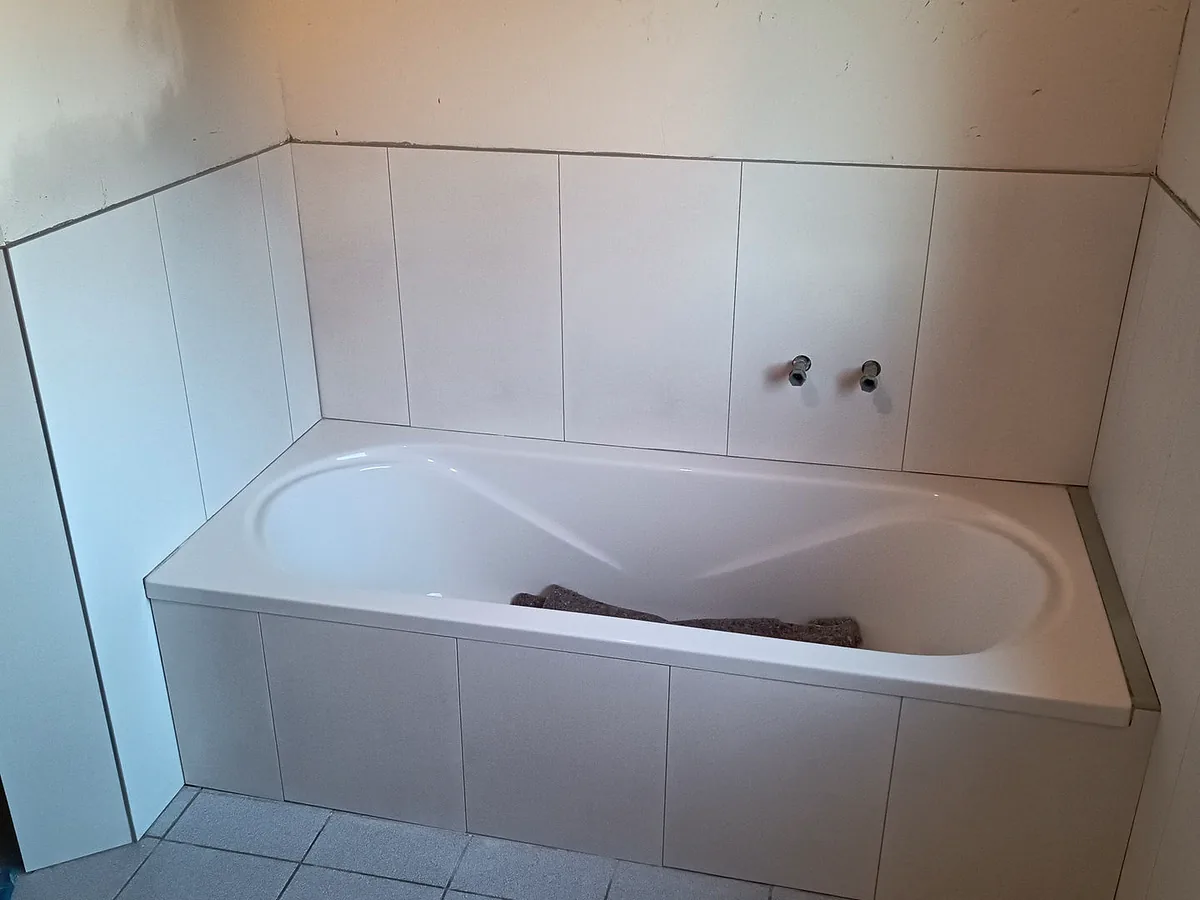 Badewanne im Bestand mit gefliester Schürze und Anschlussfuge zur Wand