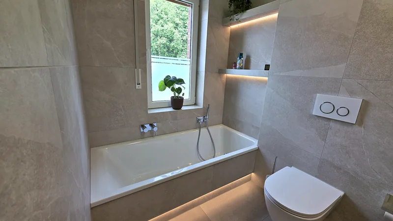 Badewanne mit sauber gezogener Silikonfuge zum Fliesenspiegel