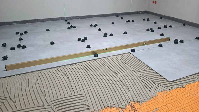 Entkopplungsmatte und frisches Kleberbett auf einem Estrichboden