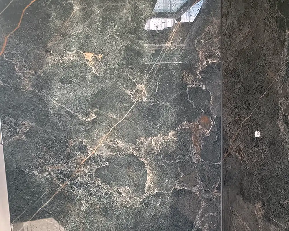 Dusche mit großformatiger Wandplatte in dunkler Natursteinmaserung