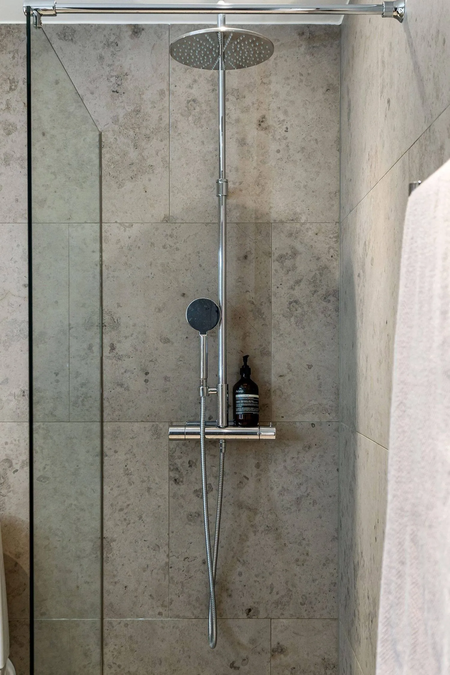 Dusche mit großformatigen Fliesen in Steinoptik