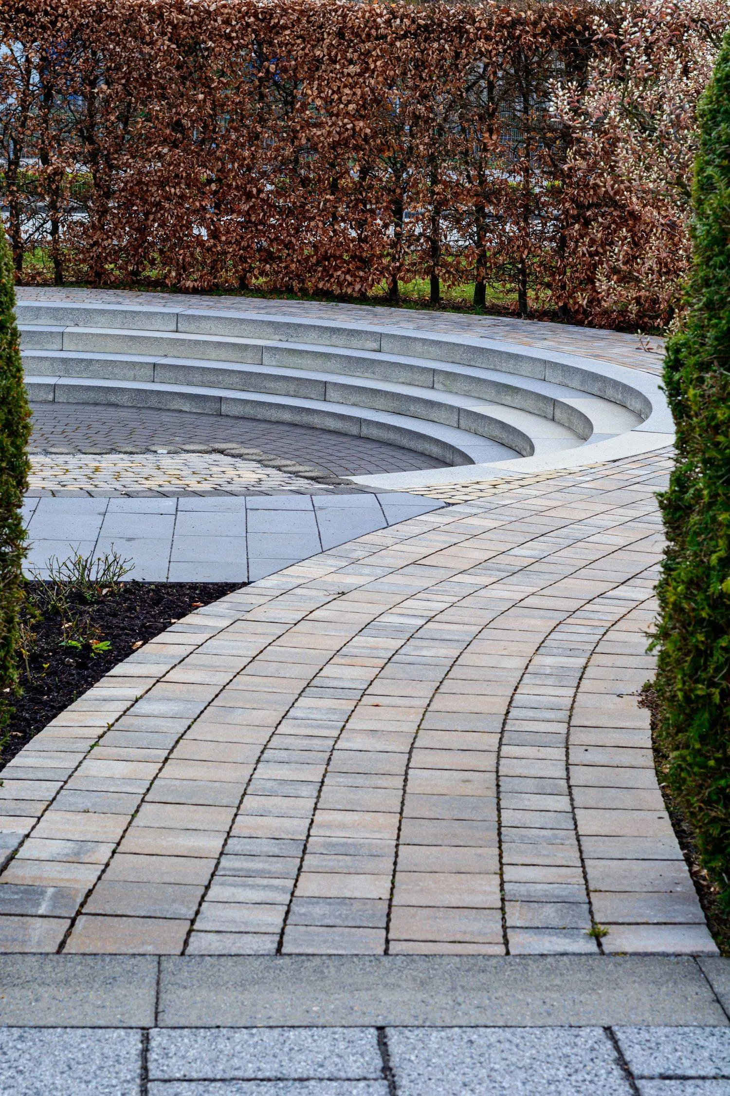 Gepflasterter Gartenweg mit Stufenanlage im Kreis Coesfeld