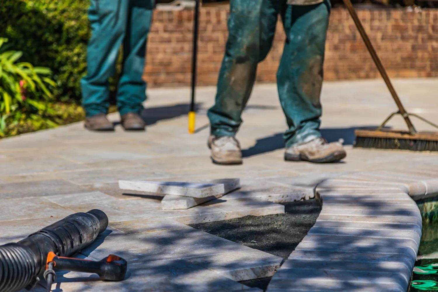 Verlegen großformatiger Terrassenplatten im Außenbereich